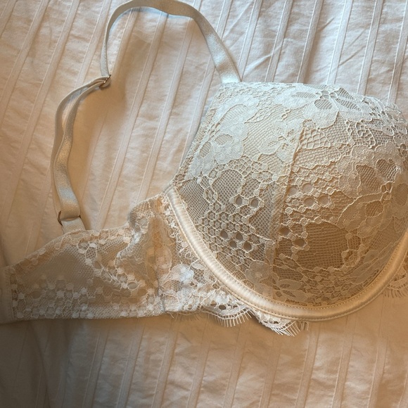 Victoria’s Secret push up bra (worn once) - Picture 3 of 3